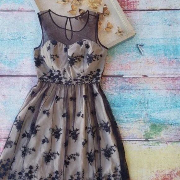 Modcloth Geode Cherished Charm Embroidered Lace Sweetheart Fit & Flare‎ Dress S - Picture 5 of 7